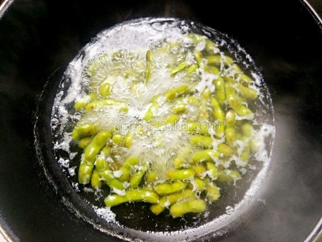 锅中放适量清水烧开再放少许盐，倒入毛豆煮20分钟左右