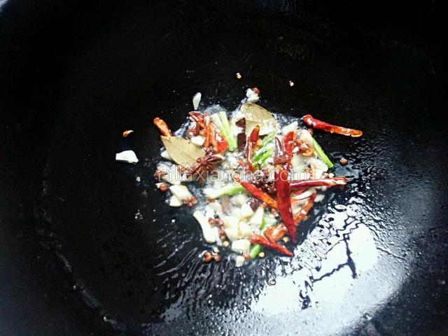 热锅凉油放入蒜末葱白香料慢慢煸出香味