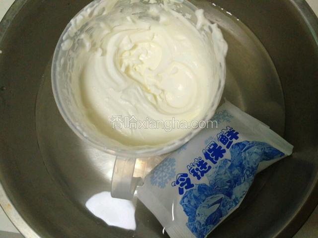 因为是六月底了天比较热。隔冰水打发奶油至有纹路，大概六七成发左右。