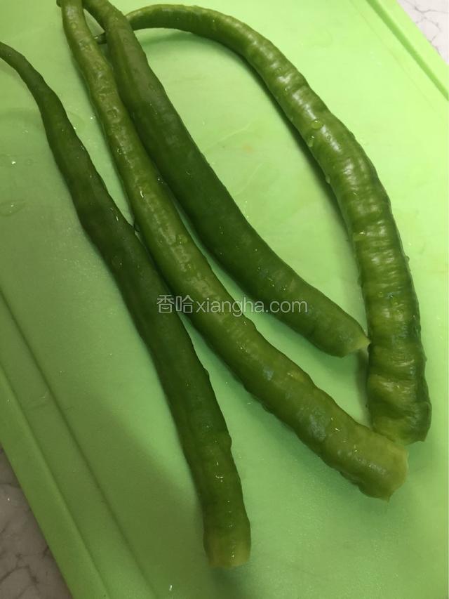 准备杭椒洗净去蒂