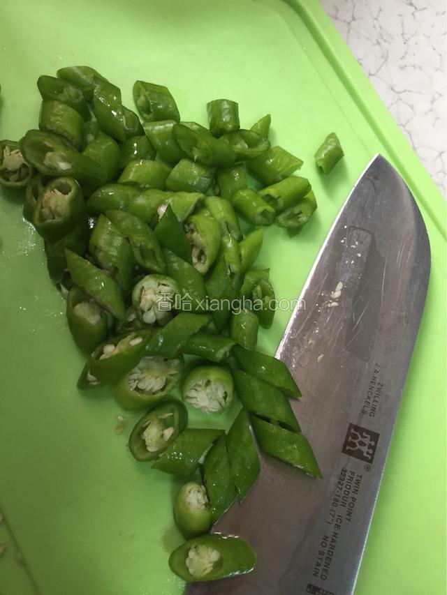 将杭椒切小段