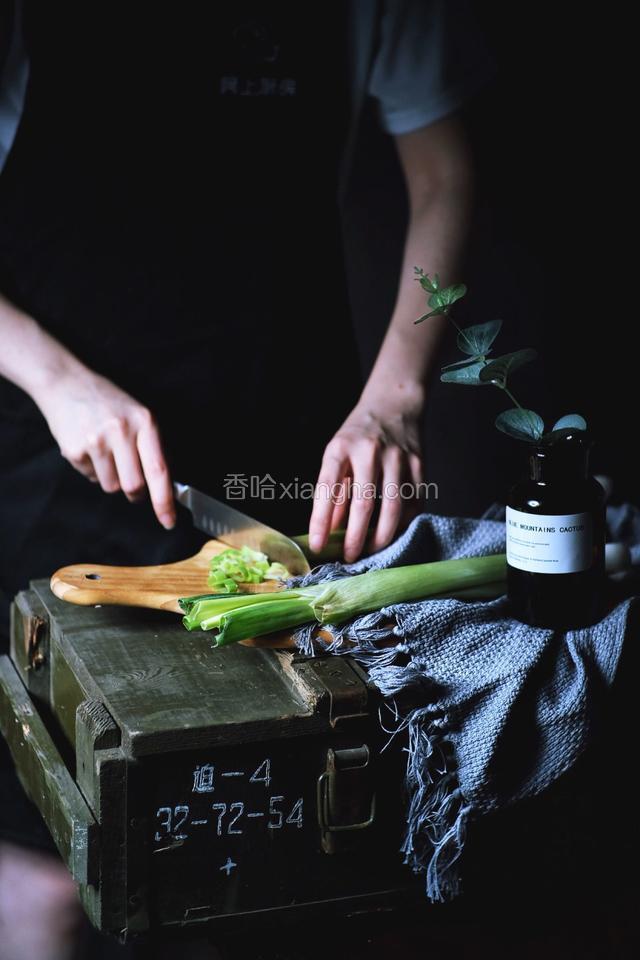 将青椒 葱切片
羊肉/羊排洗净切小块 放入碗中