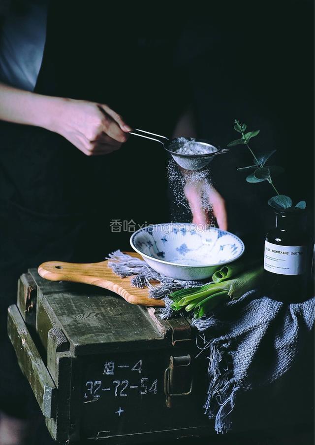 放入玉米淀粉 用筷子或手拌匀 腌制20分钟
(至少20分钟 多腌会无所谓 更入味)