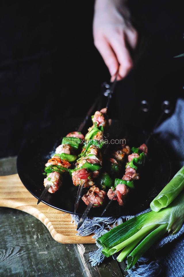 软嫩大块的羊肉+脆甜的青椒 好看又解腻的搭配 

(▭-▭)✧一口气吃好几串 妥妥的