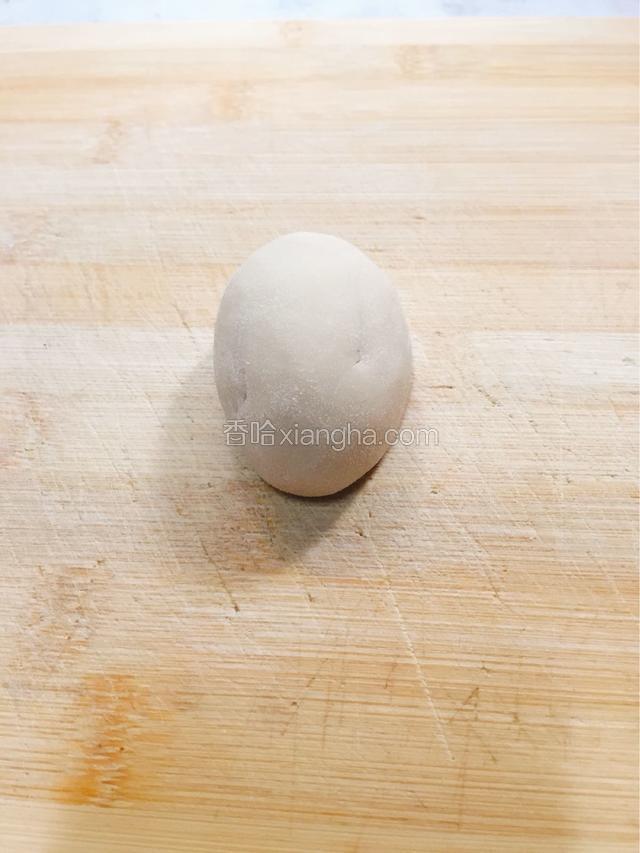 剪一小团面粉揉成椭圆，一头大一头小