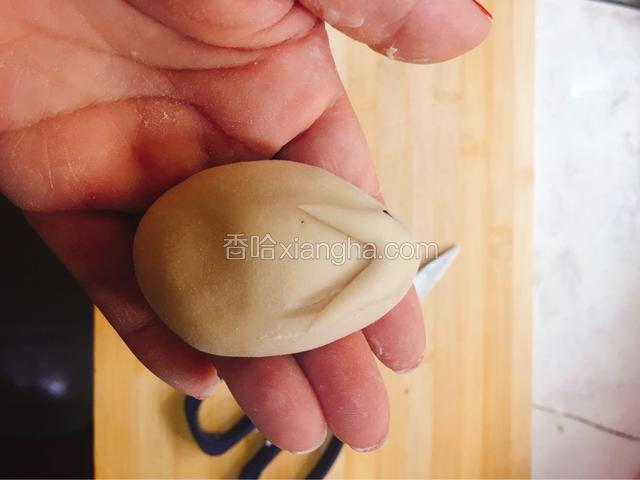 用剪刀剪出两个耳朵