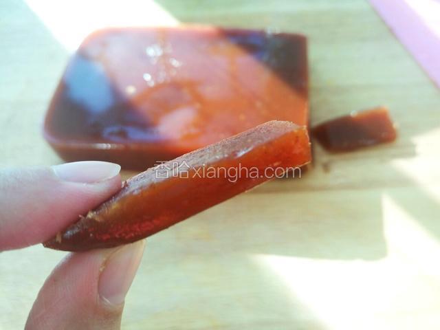 切成自己想要的形状  可以条可以块 也可以用饼干模具刻出孩子喜欢的卡通动物
BTW……是的 那么一大堆山楂就熬了这么一饭盒底儿 想多做的同学一定要准备超多的山楂 二斤起步 上不封顶 ヽ(｀◇´)/