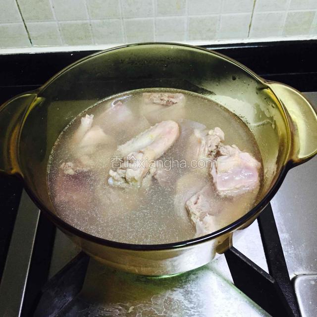 飞水
锅里水煮温，鸭肉倒进锅里，大火煮开，立刻熄火，迅速捞起。
飞水，可以去掉多余油脂，逼出血水。关于冷水开水飞水，各有各说，也各有各好处。一般更适宜热水下锅，迅速加热。能逼出血水油脂，也能缩短飞水时间。
每一个食材的飞水方法还是略有不相同滴。