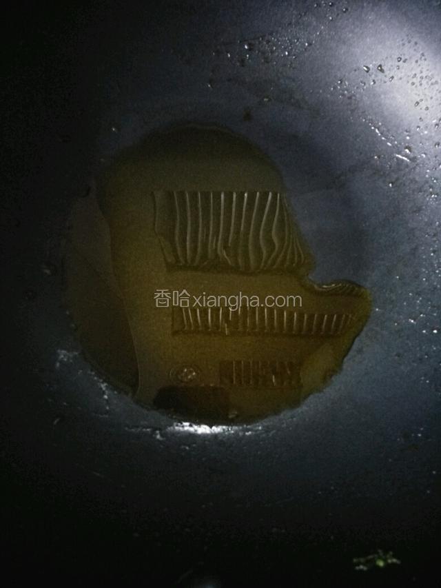 锅中倒油