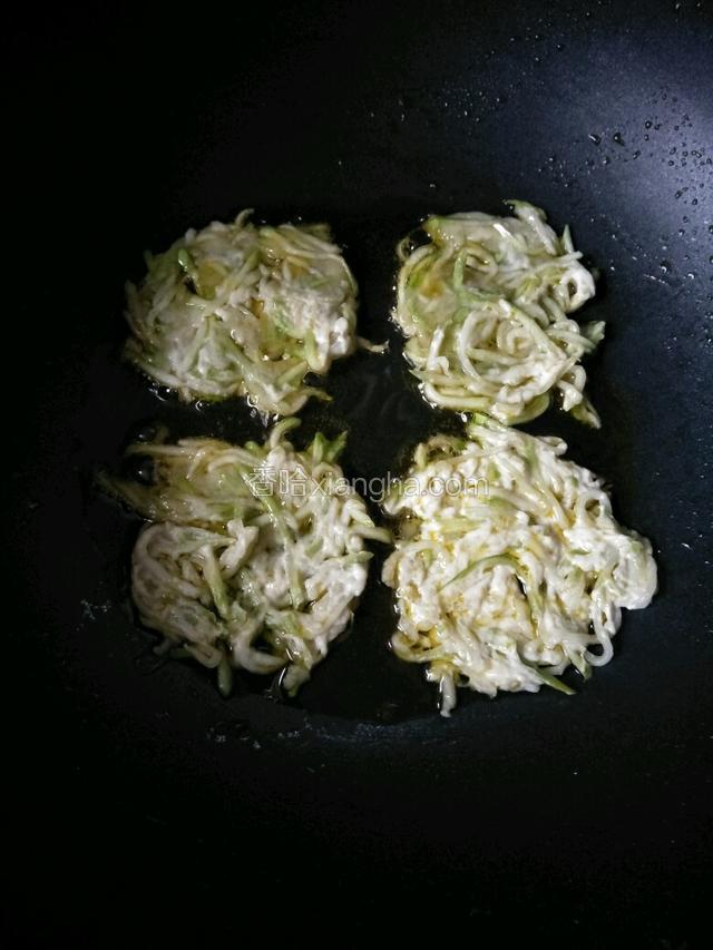 把拌好的护子糊做成圆形放入油锅