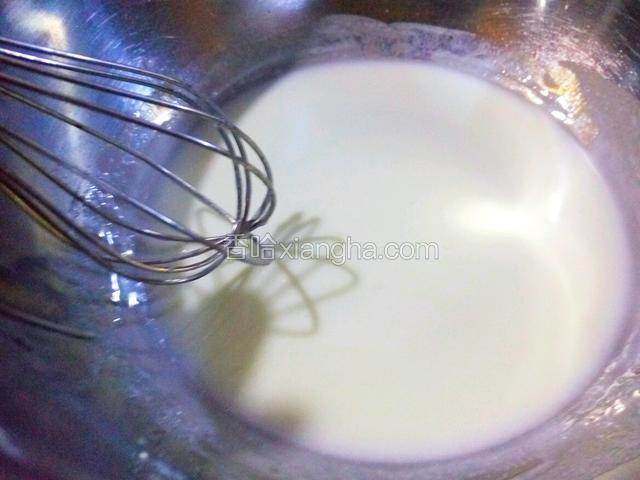 再处理蛋黄部分  先把酸奶和玉米油搅拌至乳化
