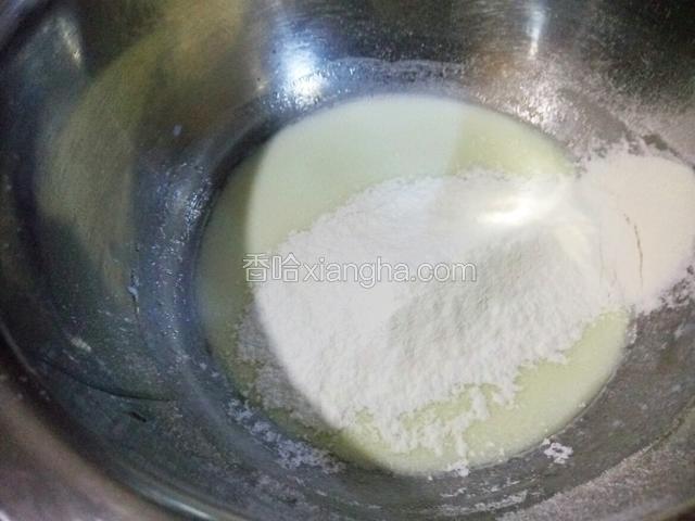 筛入低粉 划十字搅拌