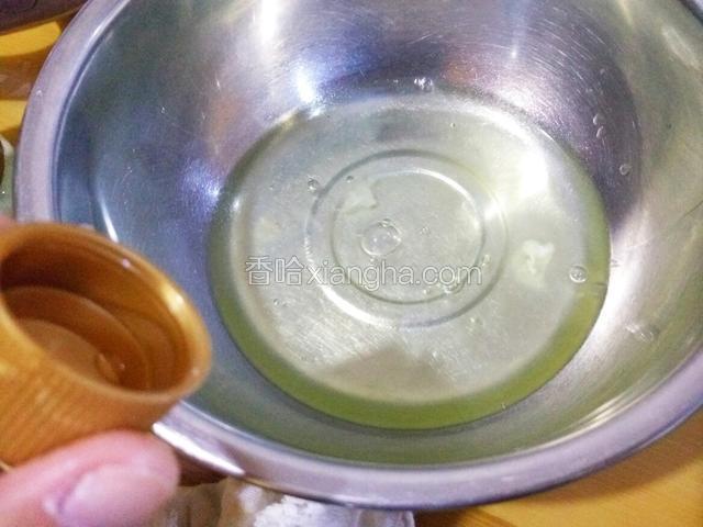 蛋白部分就简单了 一个蛋白先放少许醋调节酸碱度