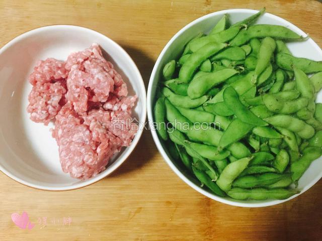 毛豆一斤，猪肉沫准备好，可以买猪里脊回来自己剁，上班族来不及可以直接买现成的
