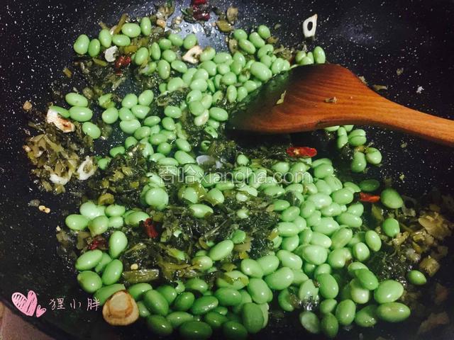 下入雪菜和断生的毛豆翻炒