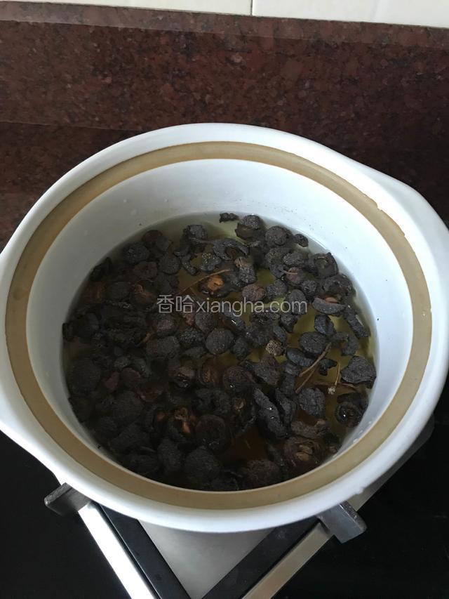 山揸干和生姜片放入锅中，加两碗半水。