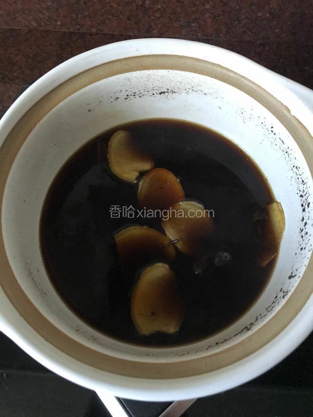 中小火煮开转小火慢煮剩1碗水量便完成，倒入全部红糖搅匀即可食用。