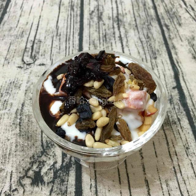 另一个酸奶杯，
淋上一勺子自制的红糖玫瑰酱。
淡淡的玫瑰清香，好吃到没朋友。
