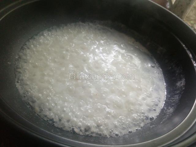 水分快干的时候，先关火，盖上盖子焖热五分钟