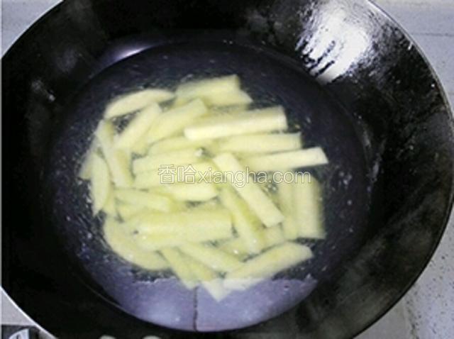 锅中到水煮开，下入土豆条煮两分钟，捞出控掉水分。