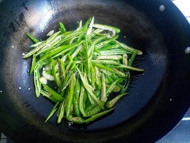 在放青椒丝翻炒几下