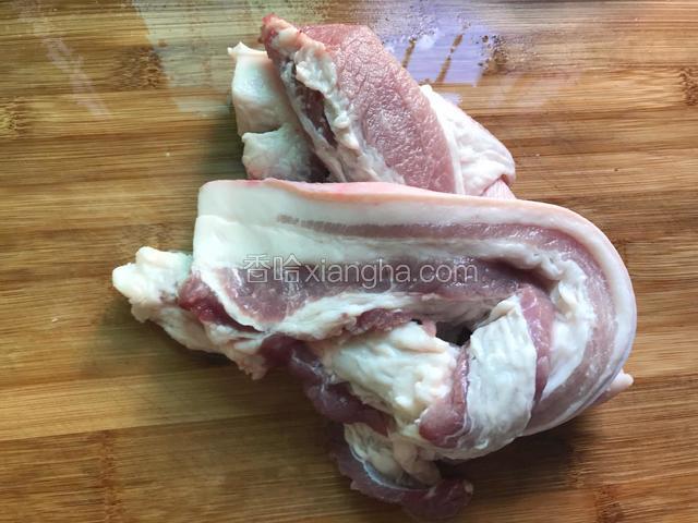 把五花肉洗净备用