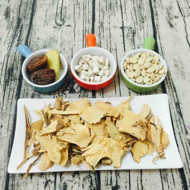 汤料如下图
蓝碟~蜜枣和姜，橙色碟~茯苓，
绿碟~白扁豆，白色盘子~五指毛桃
汤料的量按汤水的量加减量。