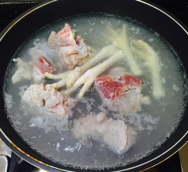 猪骨和鸡脚飞水
逼出多余油脂和血水。