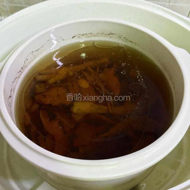炖好，加进适量盐调味。就可以食用了。
PS：喝汤吃肉和白扁豆，其余汤料不可以吃。
