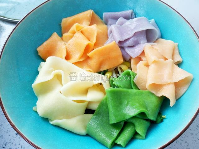 捞出控水 直接放在蔬菜上 千万千万不要过水
颜色真是美极了