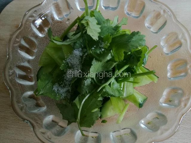 加入盐，香油，均匀搅拌，最后撒彩椒碎