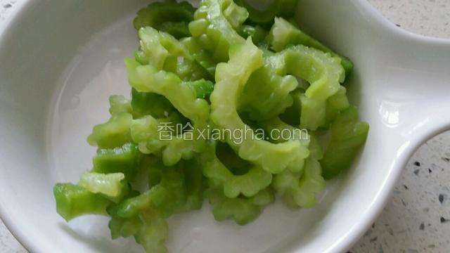 苦瓜切丝，焯水