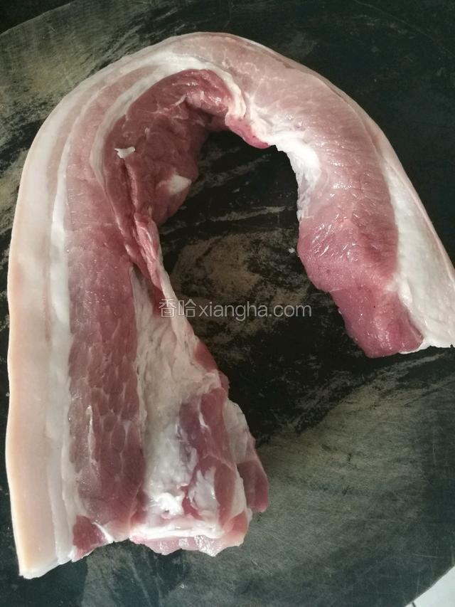 挑选猪五花肉，也叫三层肉，肥瘦相间，这部位做红烧肉最好。