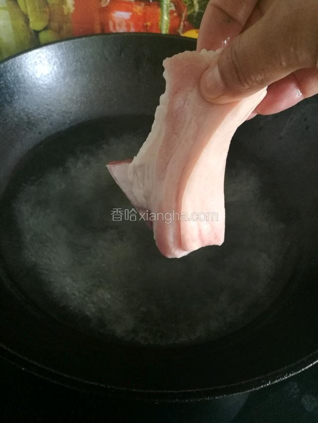 起锅烧开水，肉淖水除腥味