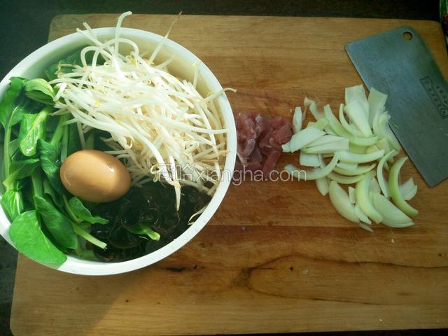 接下来准备配料 少许洋葱 猪肉丝 一把绿豆芽 一点木耳 油菜 再加一个鸡蛋 嘿嘿 料超级多