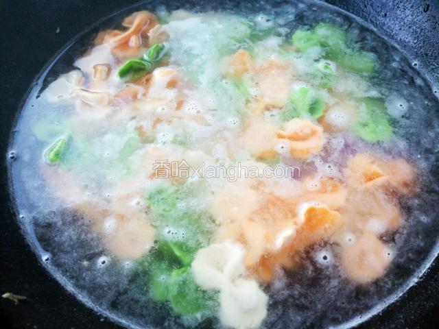 先煮面 水开后下蝴蝶面 两个开就可以了