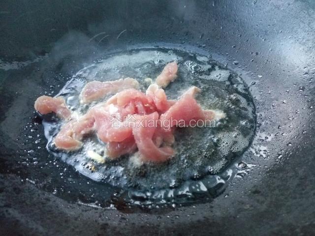 再加少许油炒猪肉丝