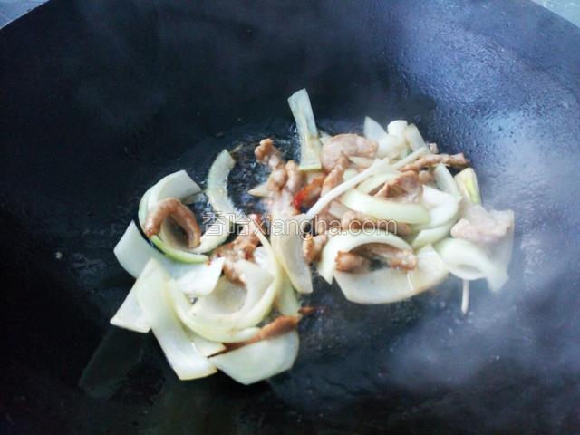 肉断生后放洋葱 炒出香味