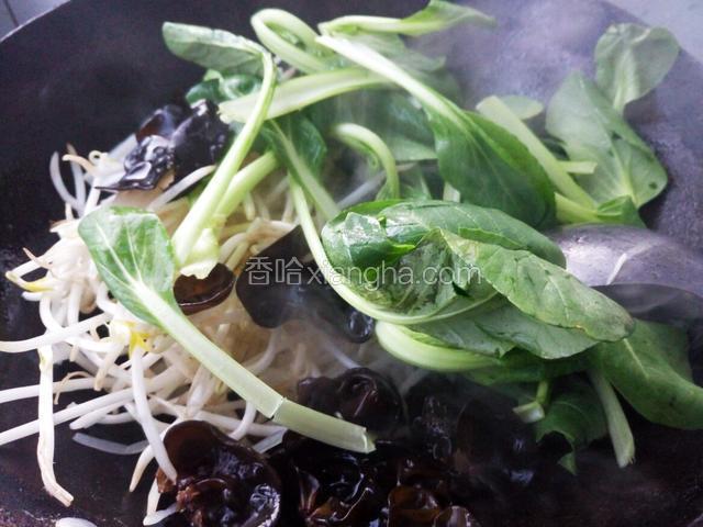 再加入所有蔬菜 翻炒均匀