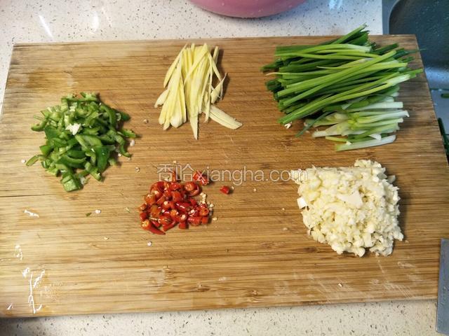 准备辅料，尖椒，姜丝，指天椒。蒜蓉，葱段(家人爱吃葱，多放了些，不爱吃的不放，或者放少许调味就可以了。)