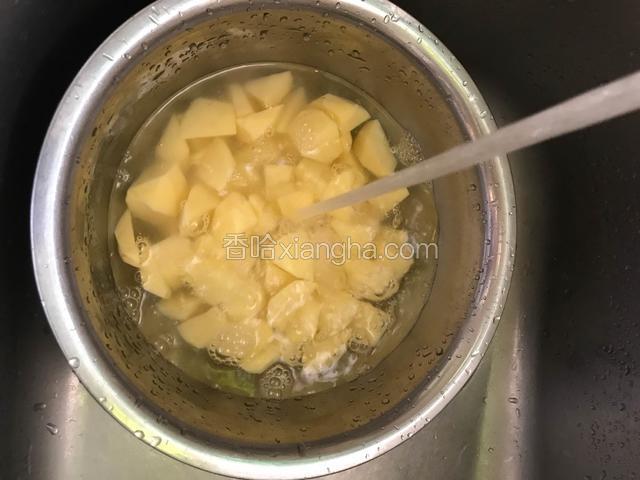 切好的土豆放入清水中过一遍水，洗掉表面的淀粉