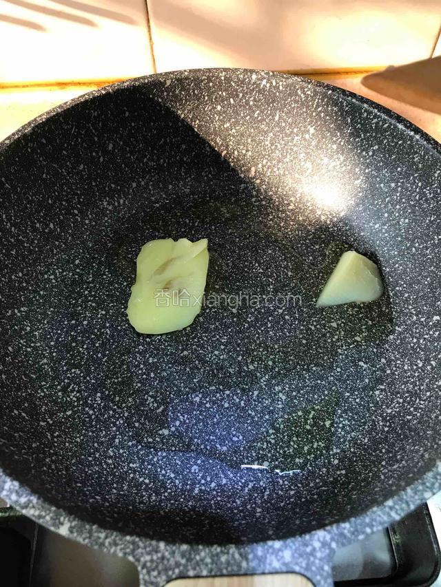 锅内放入适量猪油中火化开