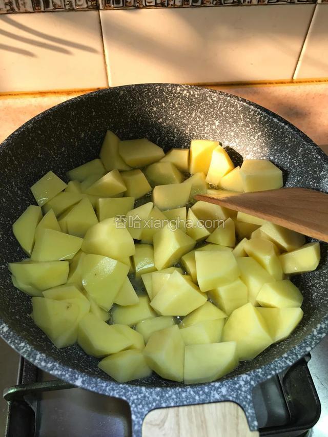 下土豆中火颠锅翻炒（耗时稍长）