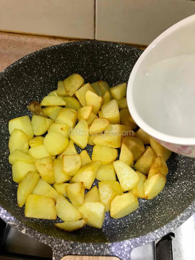 直到土豆外皮焦黄时烹入一小碗清水