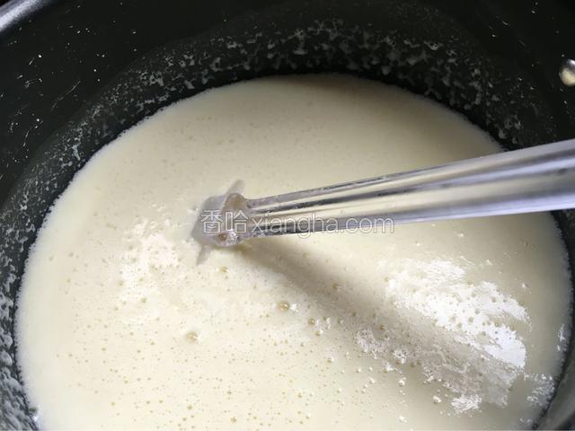 放入锅中加热，期间用勺子搅拌一下。