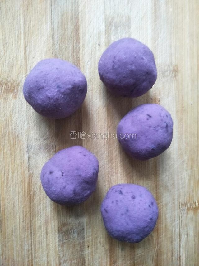 把紫薯糯米揉成球（中间可以包豆沙馅）