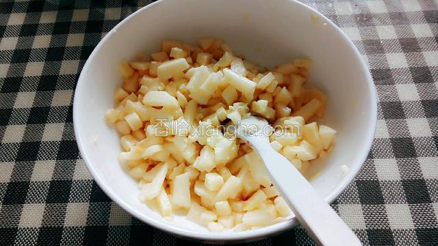 搅拌均匀腌制