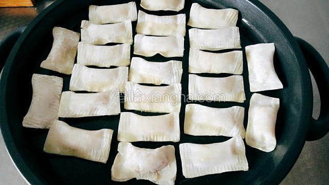 锅内倒油，热锅放入煎