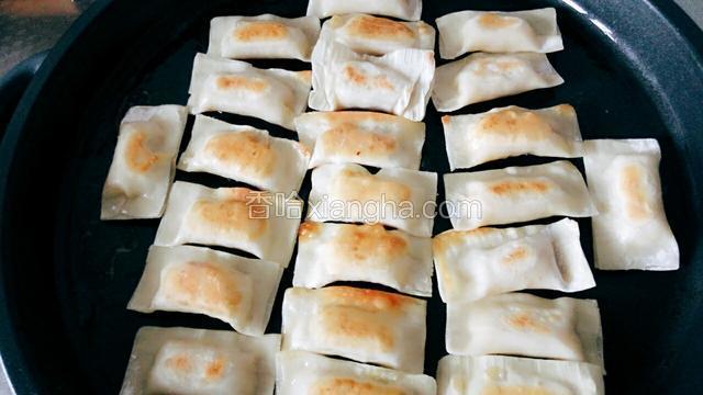 两面煎至金黄