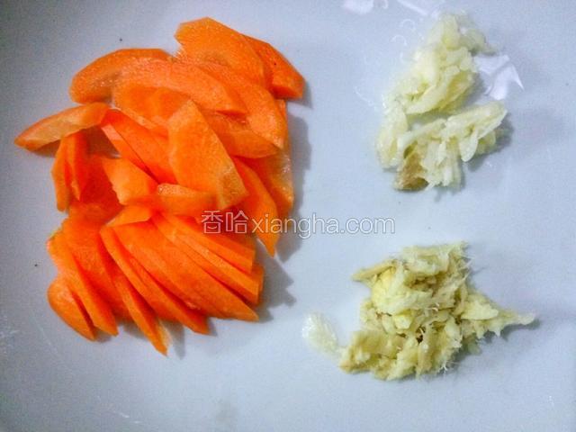 胡萝卜去皮清洗切片、姜去皮清洗剁碎、蒜去衣清洗剁碎